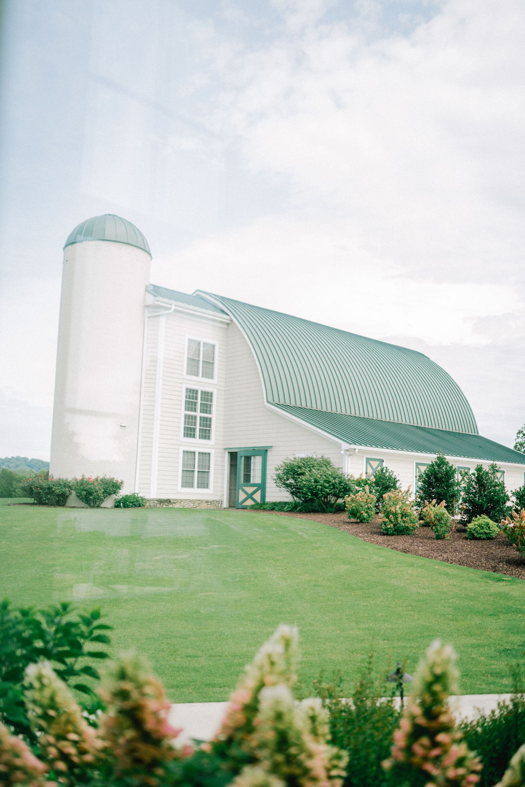white barn for wedding reception in knoxville tennessee