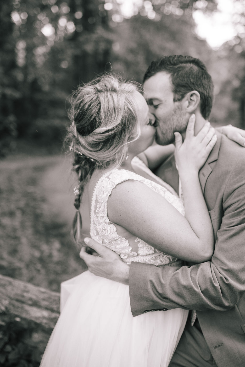 black and white photo of bride and groom kissing each other passionately in the Ijams of Tennessee